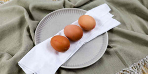 Beitragsbild des Blogbeitrags Eier pasteurisieren mit dem Sous-Vide-Stick | Thermomix!