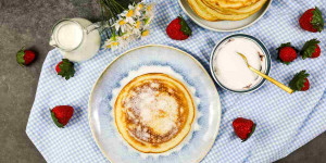 Beitragsbild des Blogbeitrags Grundrezept: Fluffige Pfannkuchen mit Eischnee | extra flaumige Pancakes! 
