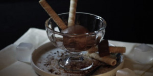 Beitragsbild des Blogbeitrags Weltbestes Schokoladeneis ohne Ei aus der Eismaschine aus Die Eis-Bibel! 