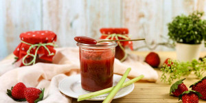 Beitragsbild des Blogbeitrags Erdbeer-Rhabarber-Marmelade mit Vanille | wenig Zucker! 