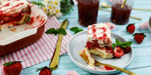 Beitragsbild des Blogbeitrags Italienisches Erdbeertiramisu mit Mascarpone und Sahne | Erdbeerpüree ohne Gelatine! 