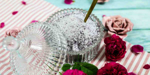 Beitragsbild des Blogbeitrags Rosenzucker selber machen | Rosenblütenzucker aus Duftrosen | Rosenblüten Rezepte!