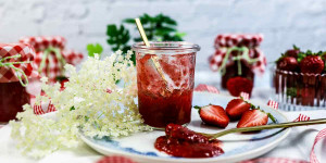 Beitragsbild des Blogbeitrags Erdbeer-Holunderblüten-Marmelade | sommerliche Konfitüre!