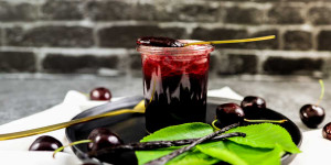 Beitragsbild des Blogbeitrags Raffinierte Kirschmarmelade mit Schuss oder Vanille | Kirschkonfitüre!