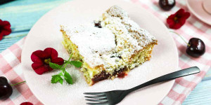 Beitragsbild des Blogbeitrags Schneller Kirsch-Streuselkuchen vom Blech aus Rührteig!