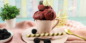 Beitragsbild des Blogbeitrags Cremiges Brombeereis mit Sahne aus der Eismaschine | ohne Ei!
