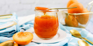 Beitragsbild des Blogbeitrags Einfache Aprikosenkonfitüre mit Gelierzucker | Marillenmarmelade einkochen! 