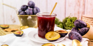 Beitragsbild des Blogbeitrags Feine Zwetschgenmarmelade nach Omas Rezept | optional mit Zimt, Rum oder Vanille!