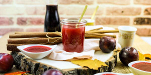Beitragsbild des Blogbeitrags Pflaumenmarmelade mit Gelierzucker | einfaches Rezept mit Zimt, Rotwein oder Rum!