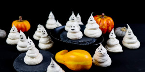 Beitragsbild des Blogbeitrags Baisergeister backen – einfaches Rezept für Halloween! 