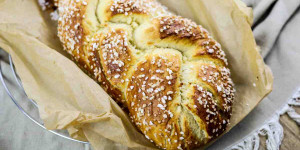 Beitragsbild des Blogbeitrags Flaumiger Allerheiligenstriezel | Omas geflochtener Brioche-Zopf!