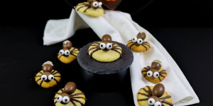 Beitragsbild des Blogbeitrags Spinnenkekse für Halloween mit Maltesers und Kinder Schokobons! 