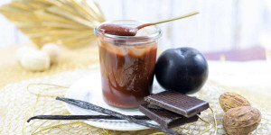 Beitragsbild des Blogbeitrags Pflaumenmarmelade mit Schokolade und Vanille | weihnachtliche Konfitüre!