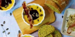 Beitragsbild des Blogbeitrags Steirische Kürbiscremesuppe mit Kürbiskernöl und Crème Fraiche! 