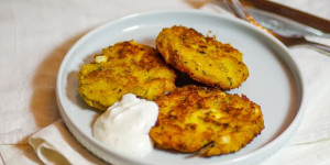 Beitragsbild des Blogbeitrags Kürbisrösti: Kürbisfladen mit Feta nach türkischer Art und Joghurt-Knoblauch-Dip | Kooperation!