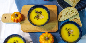 Beitragsbild des Blogbeitrags Italienische Kürbissuppe mit Mascarpone aus Italy made at Home!