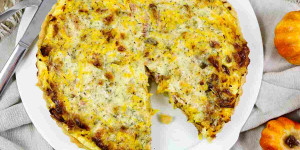 Beitragsbild des Blogbeitrags Kürbisquiche mit Speck, Parmesan und Datteln!