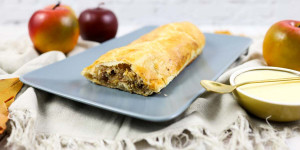 Beitragsbild des Blogbeitrags Omas schneller Apfelstrudel mit Blätterteig | einfaches Rezept aus Österreich!