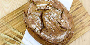 Beitragsbild des Blogbeitrags Bauernbrot mit Sauerteig nach Christian Ofner | Backen mit Roggensauerteig!