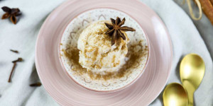 Beitragsbild des Blogbeitrags Cremiges Apfeleis ohne Ei mit Zimt und Vanille | Eismaschine!