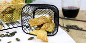 Beitragsbild des Blogbeitrags Käsecracker selber machen | herzhafte Kekse zum Wein!