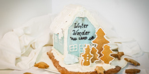 Beitragsbild des Blogbeitrags Lebkuchenhaus selber machen mit Zuckerguss aus Cake Lettering! 