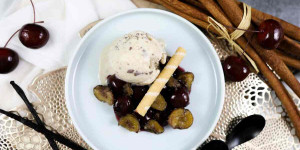 Beitragsbild des Blogbeitrags Maroneneis ohne Ei auf Kirschragout | Kastanieneis | Herbsteis | Weihnachtseis!