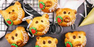 Beitragsbild des Blogbeitrags Glücksschweinchen backen aus Hefeteig | Glücksbringer aus Germteig!