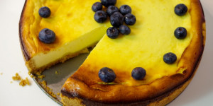 Beitragsbild des Blogbeitrags Faule-Weiber-Kuchen mit Schmand | gebackene Topfentorte aus Dr. Oetker Cheesecakes!