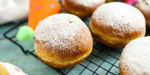 Beitragsbild des Blogbeitrags Faschingskrapfen | Krapfen backen nach Omas Rezept | Berliner mit Trockenhefe!