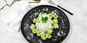 Beitragsbild des Blogbeitrags Bärlauch-Gnocchi mit Ei in brauner Butter und Parmesan | Philips Pastamaker! 