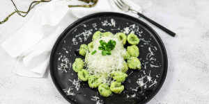 Beitragsbild des Blogbeitrags Bärlauch-Gnocchi mit Ei in brauner Butter und Parmesan | Philips Pastamaker!