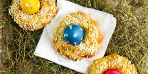 Beitragsbild des Blogbeitrags Osterkranz backen aus Hefeteig | Germteig – Osternest!
