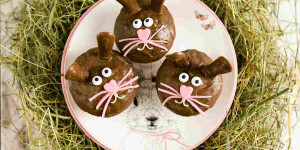 Beitragsbild des Blogbeitrags Osterhasen Muffins mit Ohren aus Katzenzungen oder Löffelbiskuits! 