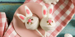 Beitragsbild des Blogbeitrags Oster Cake Pops | Osterhasen am Stiel! 