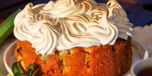 Beitragsbild des Blogbeitrags Omas Rhabarberkuchen mit Baiser aus Rührteig!