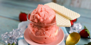 Beitragsbild des Blogbeitrags Erdbeersorbet mit der Eismaschine selber machen | ohne Ei!