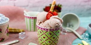 Beitragsbild des Blogbeitrags Cremiges Erdbeereis ohne Ei selber machen mit der Eismaschine | italienisches Rezept! 