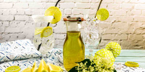 Beitragsbild des Blogbeitrags Bestes Holunderblütensirup Rezept mit Zitronensäure! 