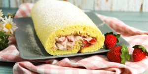 Beitragsbild des Blogbeitrags Erdbeer-Biskuitrolle | Erdbeer-Biskuitroulade!