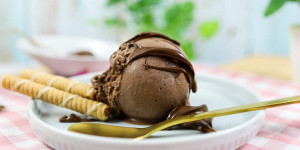 Beitragsbild des Blogbeitrags Cremiges Nutella-Eis selber machen mit Milch, Sahne und Eismaschine | ohne Ei!