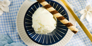 Beitragsbild des Blogbeitrags Italienisches Joghurt-Eis ohne Ei selber machen mit der Eismaschine! 