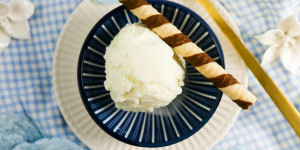 Beitragsbild des Blogbeitrags Italienisches Joghurt-Eis ohne Ei selber machen mit der Eismaschine!