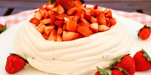 Beitragsbild des Blogbeitrags Pavlova Torte mit Erdbeeren, eine Baisertorte