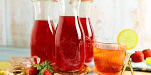 Beitragsbild des Blogbeitrags Erdbeersirup selber machen und einkochen