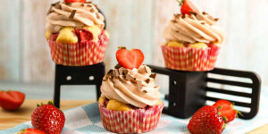 Beitragsbild des Blogbeitrags Erdbeer Cupcakes mit Frischkäse Frosting 