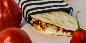 Beitragsbild des Blogbeitrags Piadina mit Pesto Rosso und Hähnchen aus Italian Streetfood!