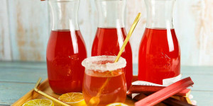 Beitragsbild des Blogbeitrags Rhabarbersirup mit Erdbeeren, Himbeeren oder pur