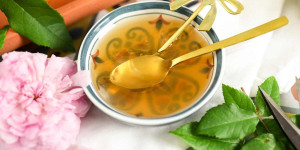 Beitragsbild des Blogbeitrags Rosenblütengelee mit Apfelsaft oder optional Weißwein