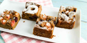 Beitragsbild des Blogbeitrags Schokokuchen mit Kirschen vom Blech